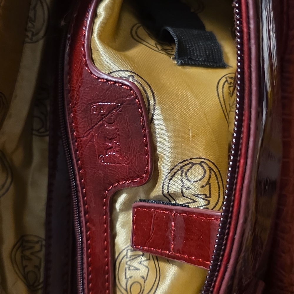 Madi Claire's Elegant Burgundy Crocodile-Embossed Leather Tote Bag - Picture 13 of 16
